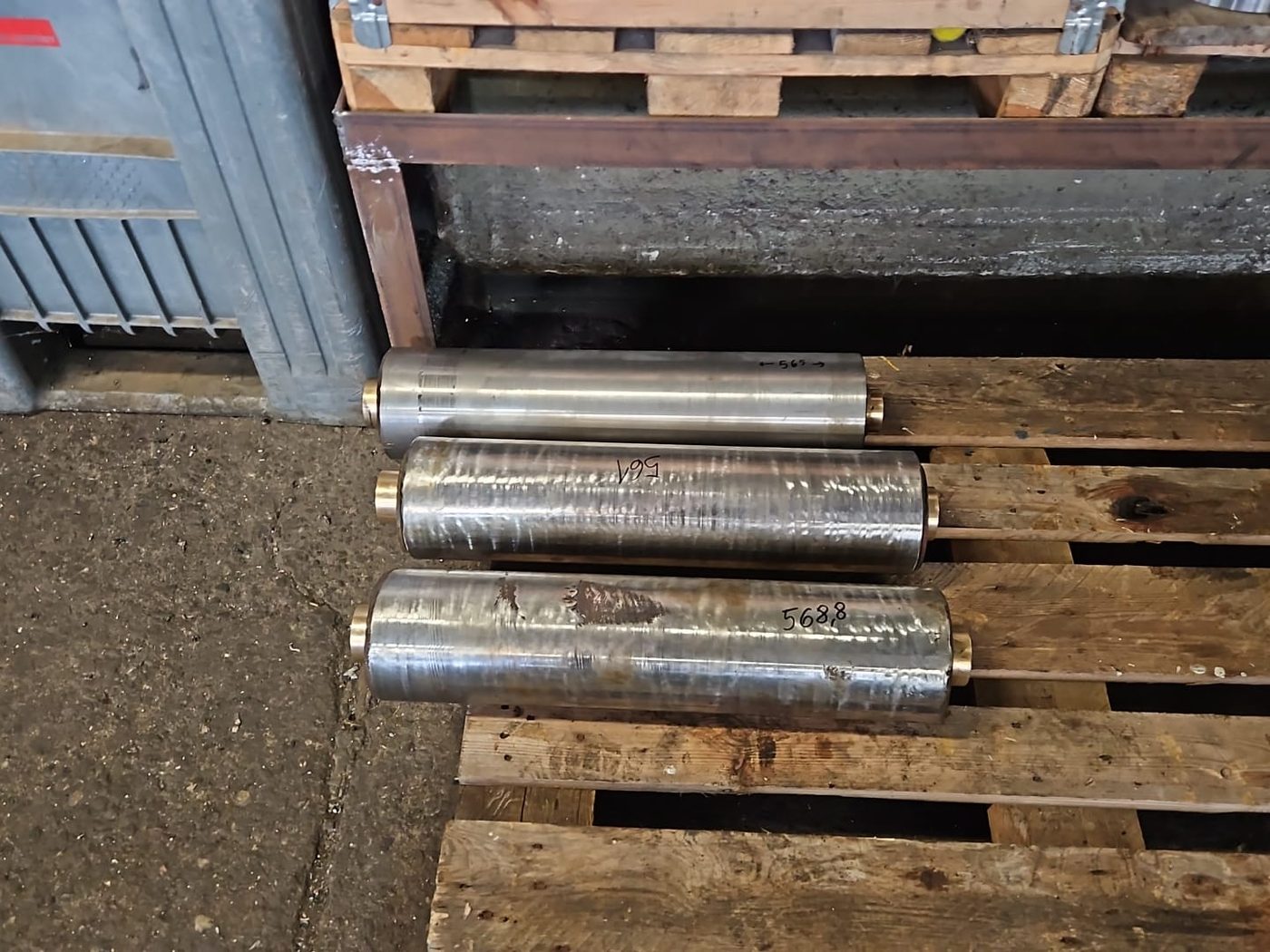 Aufgearbeitete Kolbenstangen versandfertig verpackt